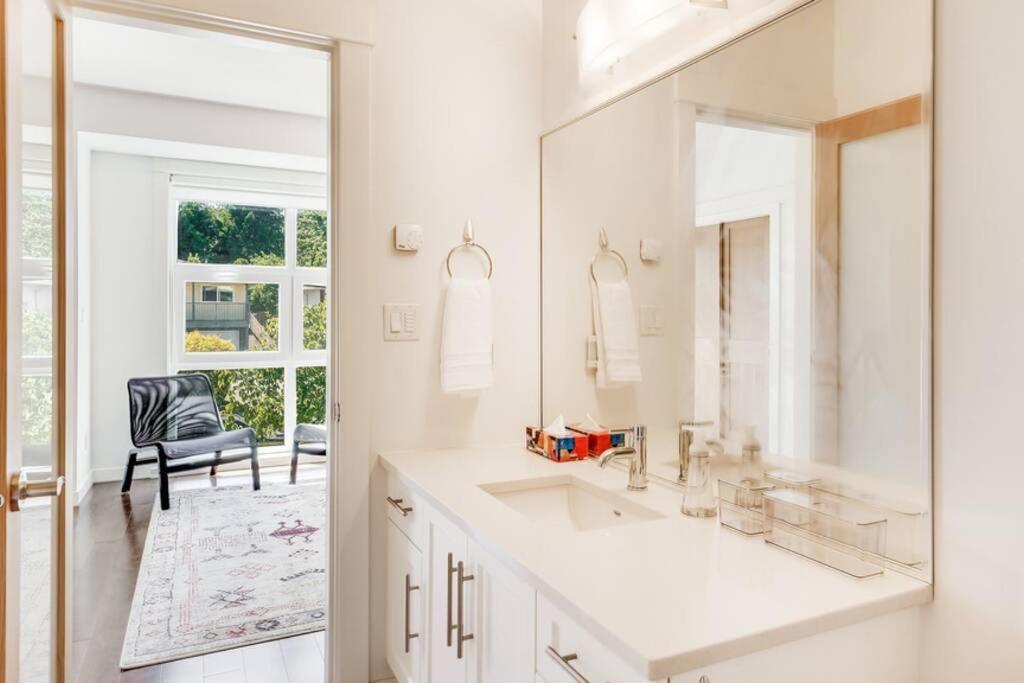 Cedar Hill Sunlit Stay - Bright Spacious & Modern ビクトリア エクステリア 写真