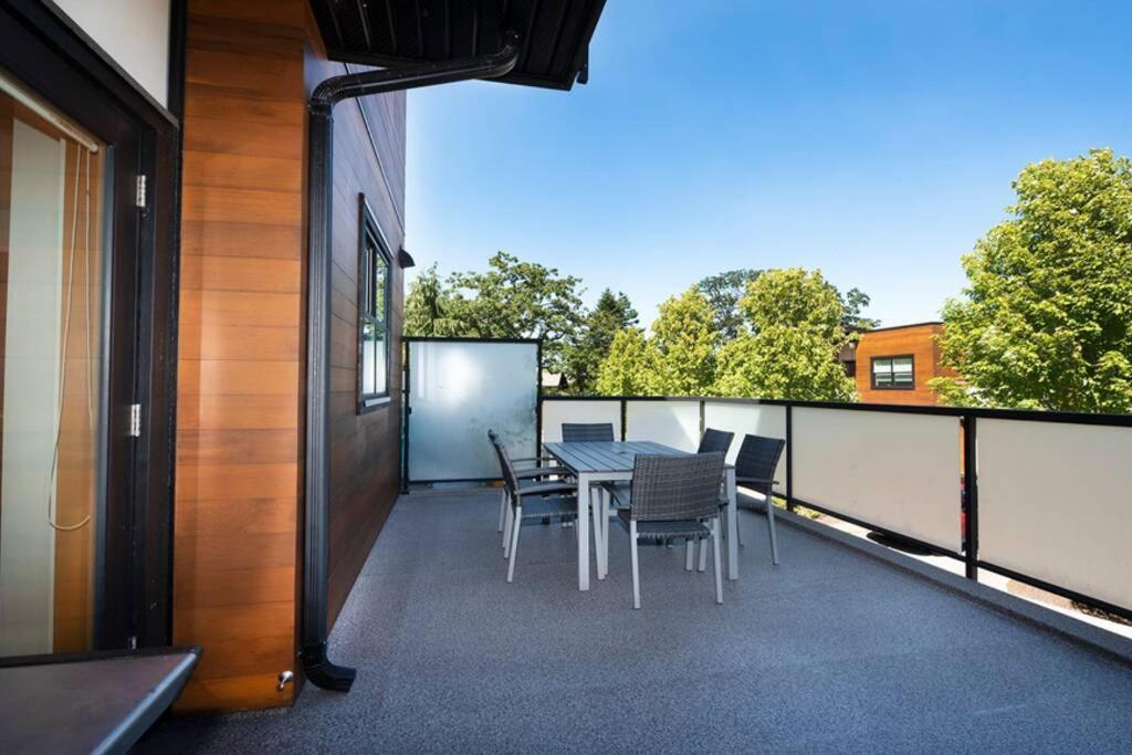 Cedar Hill Sunlit Stay - Bright Spacious & Modern ビクトリア エクステリア 写真